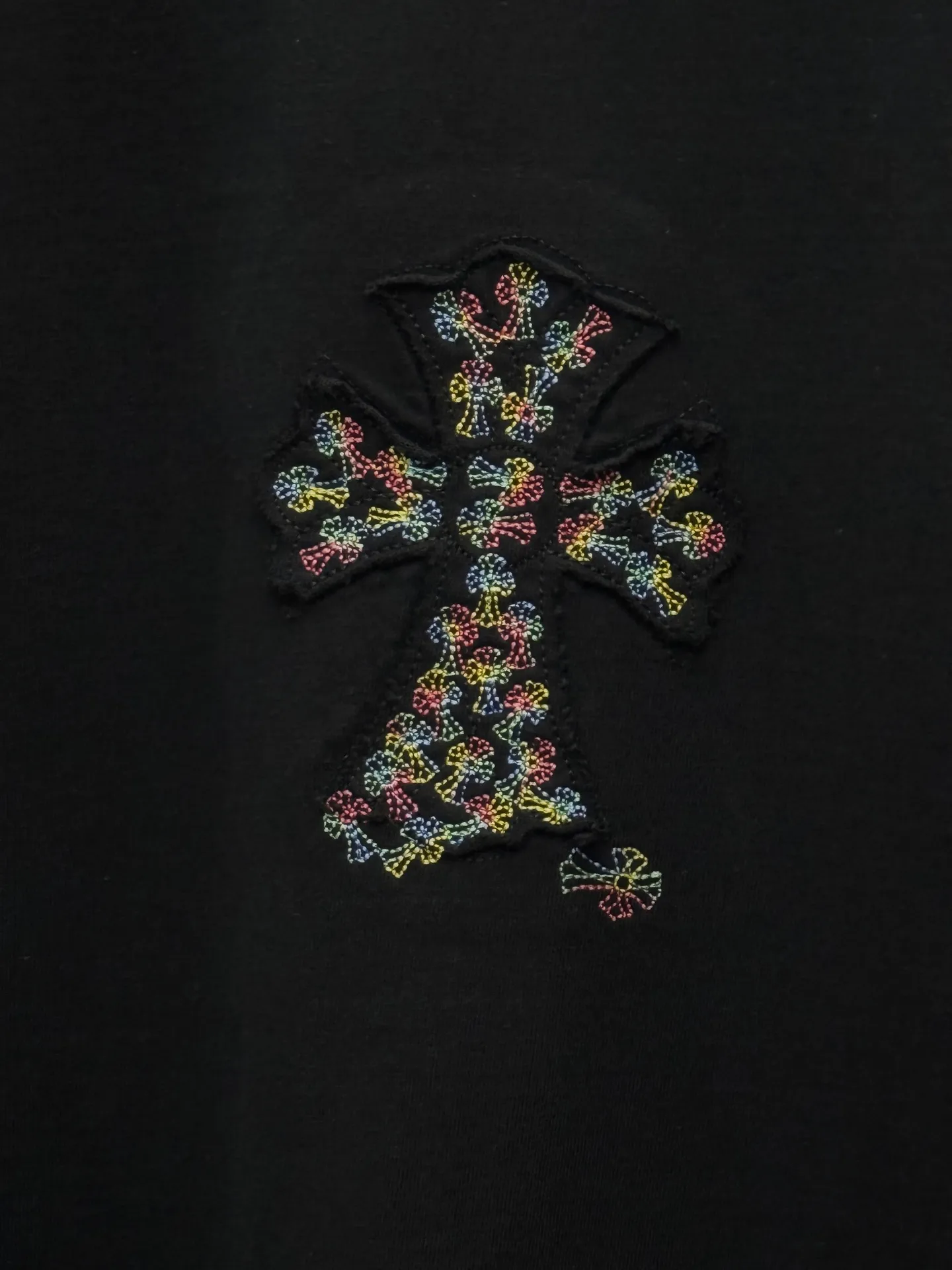 P180 top version, real shot without P, ​​different from market currency) 𝗖𝗵𝗿𝗼𝗺𝗲 𝗛𝗲𝗮𝗿𝘁𝘀/Croxin 2026 spring new original single counter American laser burnt patch embroidered couple short sleeves 👑The highest version! Customized fabric 300 grams, best-selling model at the counter, very comfortable to wear. Accessories: original molded and authenticated collar label ➕ 100% silk wash water label. Genuine purchase-grade original hangtag➕matching hanging rope➕3D hanging beads➕original packaging bag. Craftsmanship: The original version has consistent wiring! The highest version of the armhole matching technique! Color: White Black Size: S M L XL Style No.: 26-2010